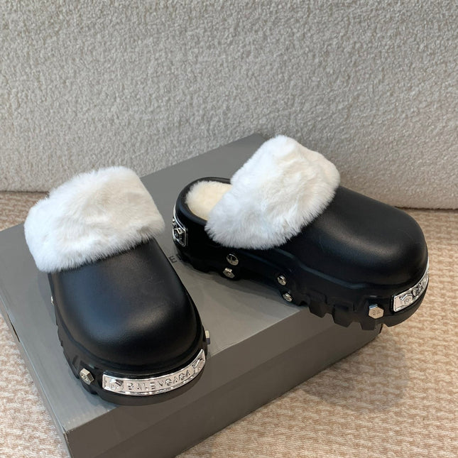 PLATFORM MULES IN BLACK RUBBER MIX RABBIT FUR SILVER HARDWARE