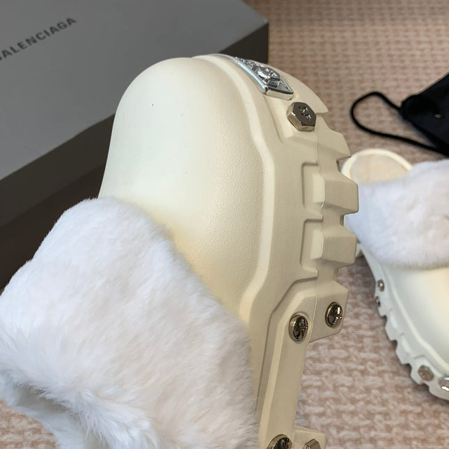 PLATFORM MULES IN BEIGE RUBBER MIX RABBIT FUR SILVER HARDWARE