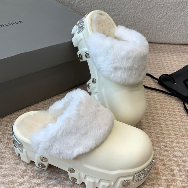 PLATFORM MULES IN BEIGE RUBBER MIX RABBIT FUR SILVER HARDWARE