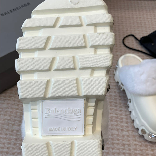 PLATFORM MULES IN BEIGE RUBBER MIX RABBIT FUR SILVER HARDWARE