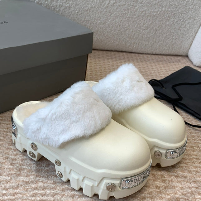 PLATFORM MULES IN BEIGE RUBBER MIX RABBIT FUR SILVER HARDWARE