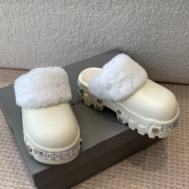 PLATFORM MULES IN BEIGE RUBBER MIX RABBIT FUR SILVER HARDWARE