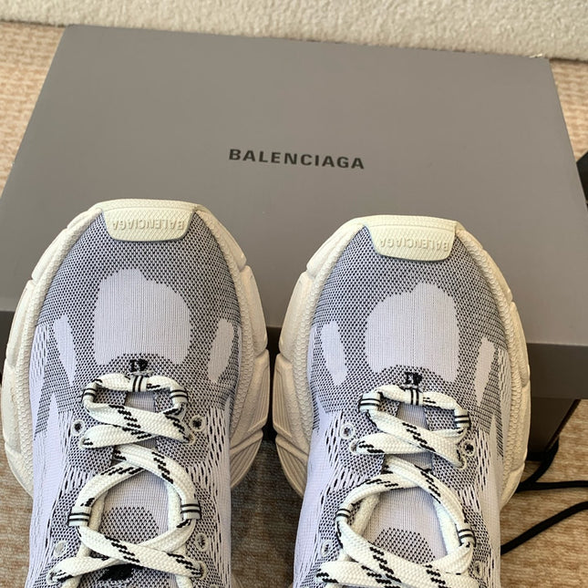 UNDER ARMOUR 3XL KNIT SNEAKER IN LIGHT GRAY WHITE AND BLACK POLYESTER