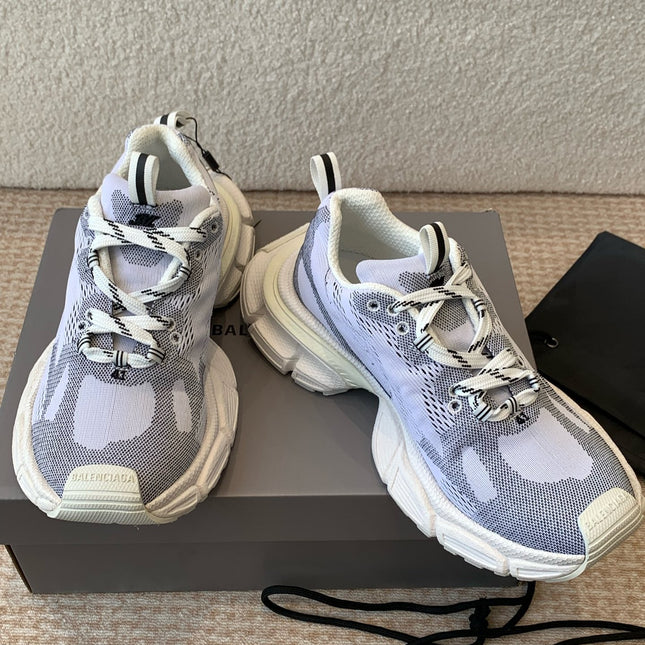 UNDER ARMOUR 3XL KNIT SNEAKER IN LIGHT GRAY WHITE AND BLACK POLYESTER