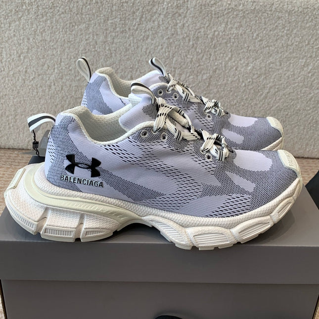 UNDER ARMOUR 3XL KNIT SNEAKER IN LIGHT GRAY WHITE AND BLACK POLYESTER