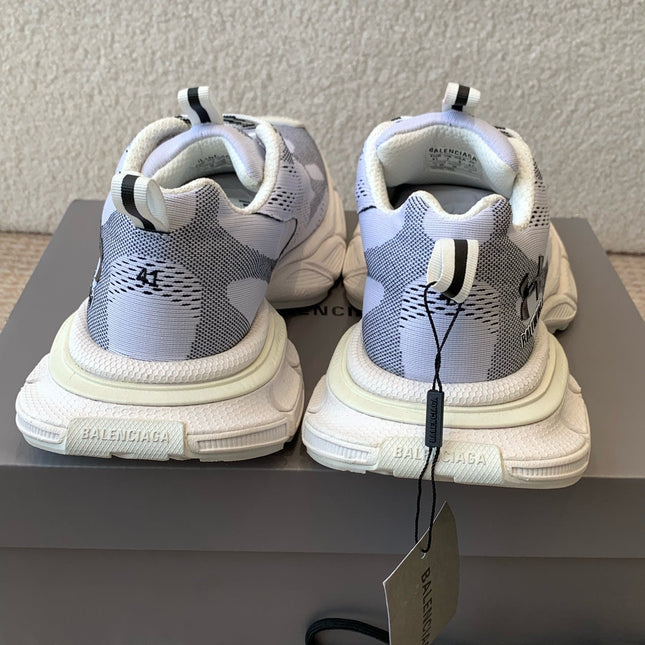 UNDER ARMOUR 3XL KNIT SNEAKER IN LIGHT GRAY WHITE AND BLACK POLYESTER