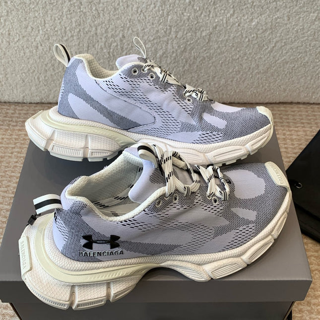 UNDER ARMOUR 3XL KNIT SNEAKER IN LIGHT GRAY WHITE AND BLACK POLYESTER