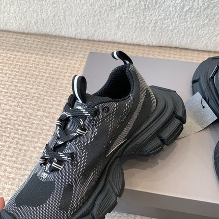 UNDER ARMOUR 3XL KNIT SNEAKER IN BLACK AND WHITE POLYESTER