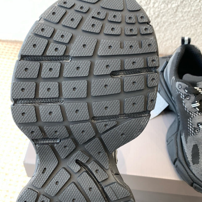 UNDER ARMOUR 3XL KNIT SNEAKER IN BLACK AND WHITE POLYESTER