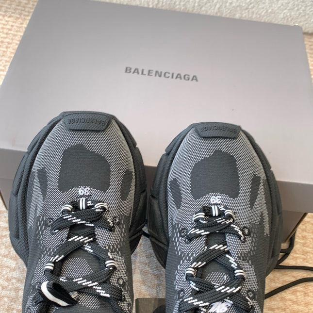 UNDER ARMOUR 3XL KNIT SNEAKER IN BLACK AND WHITE POLYESTER