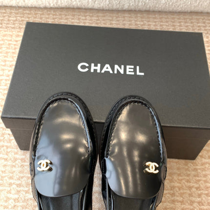 CC MOCCASIN SLINGBACK IN BLACK PATENT CALFSKIN