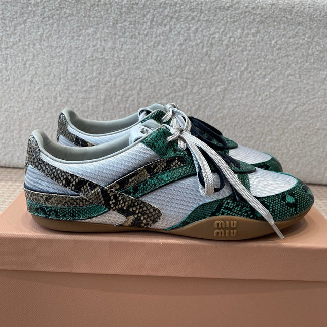 GYMNASIUM SNEAKER IN SILVER FABRIC AND DARK GREEN SNAKE EFFECT CALFSKIN