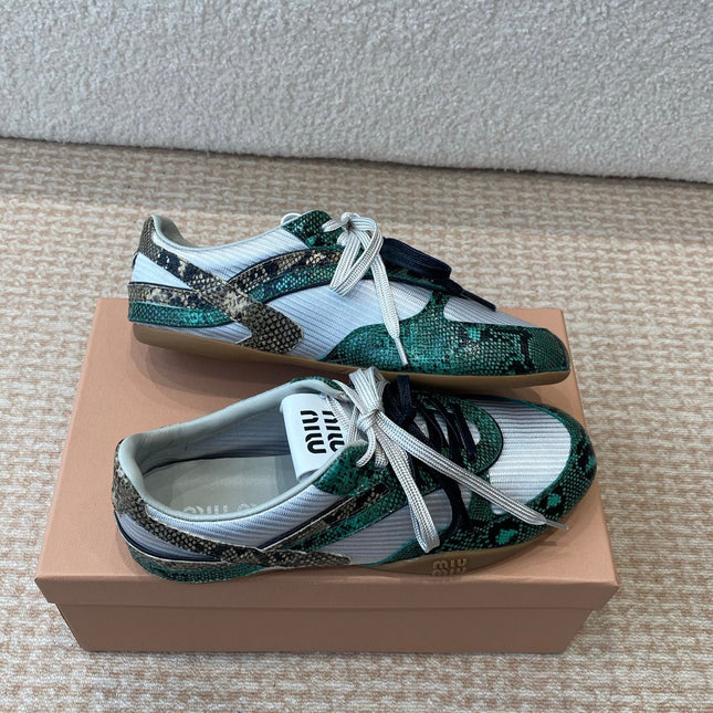 GYMNASIUM SNEAKER IN SILVER FABRIC AND DARK GREEN SNAKE EFFECT CALFSKIN
