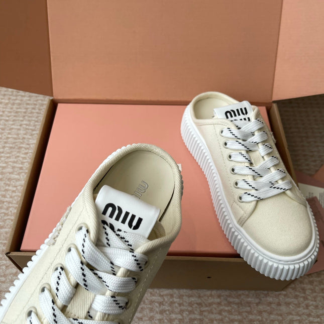 WASH SNEAKER MULES IN OFF WHITE DENIM WHITE STRIPED LACES