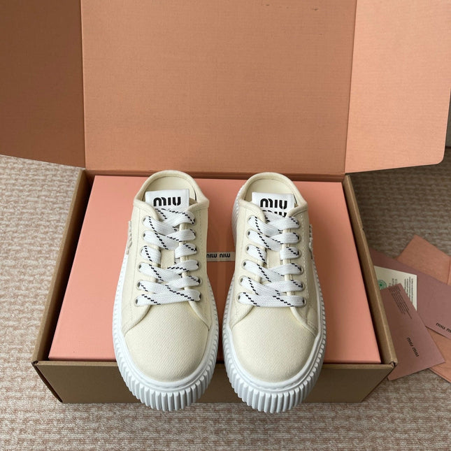 WASH SNEAKER MULES IN OFF WHITE DENIM WHITE STRIPED LACES