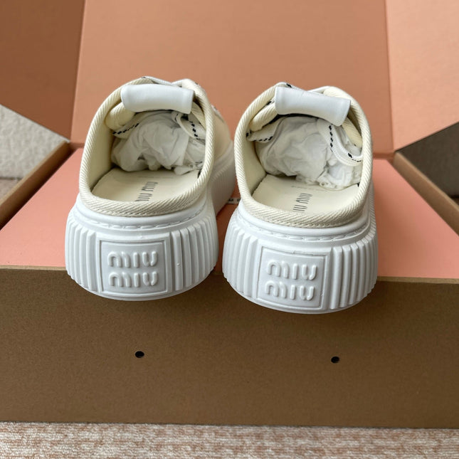 WASH SNEAKER MULES IN OFF WHITE DENIM WHITE STRIPED LACES