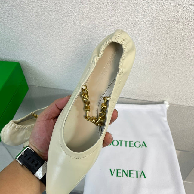 SHARP CHAIN PUMP 6 CM IN BONE WHITE CALFSKIN