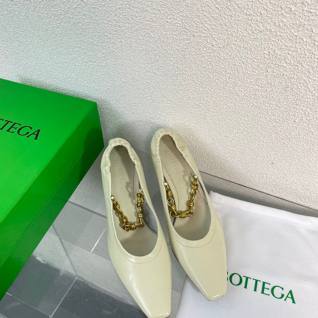 SHARP CHAIN PUMP 6 CM IN BONE WHITE CALFSKIN