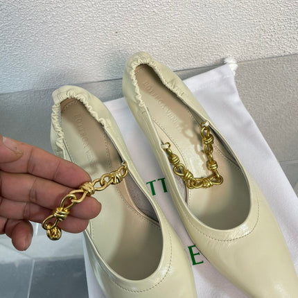 SHARP CHAIN PUMP 6 CM IN BONE WHITE CALFSKIN