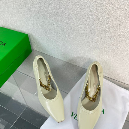 SHARP CHAIN PUMP 6 CM IN BONE WHITE CALFSKIN