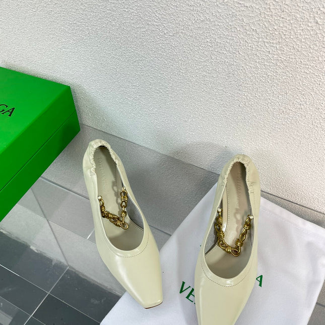 SHARP CHAIN PUMP 6 CM IN BONE WHITE CALFSKIN