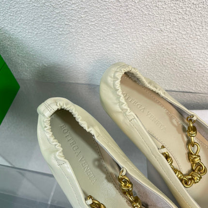 SHARP CHAIN PUMP 6 CM IN BONE WHITE CALFSKIN