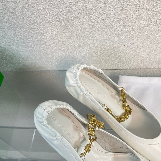 SHARP CHAIN PUMP 6 CM IN WHITE CALFSKIN