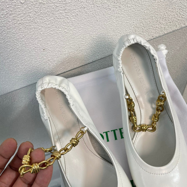 SHARP CHAIN PUMP 6 CM IN WHITE CALFSKIN