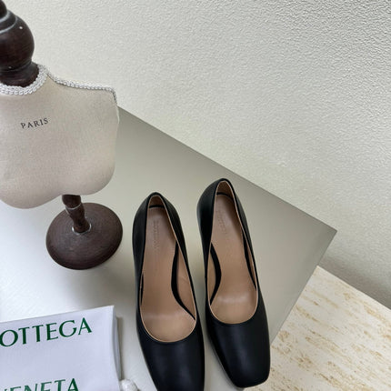 KNOT HIGH PUMP IN BLACK AND GOLD METAL HEEL 9 CM