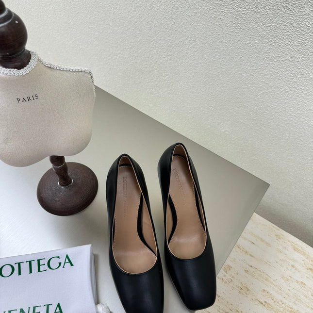 KNOT HIGH PUMP IN BLACK AND GOLD METAL HEEL 9 CM