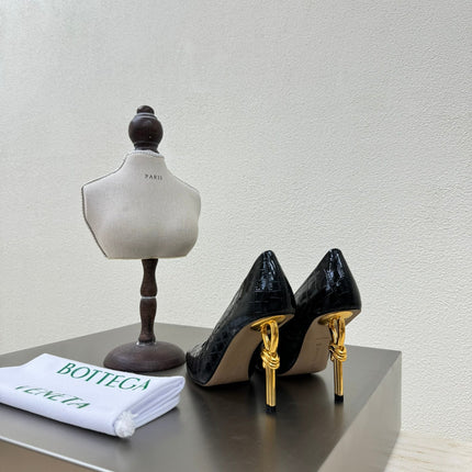 KNOT HIGH PUMP IN BLACK CALFSKIN WITH WOVEN DESIGN AND GOLD METAL HEEL 9 CM