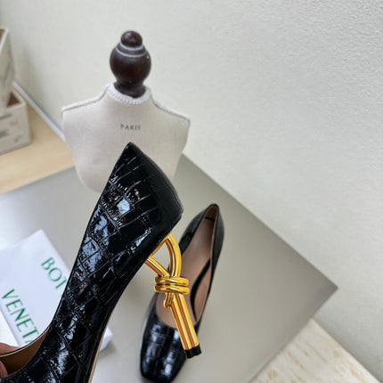 KNOT HIGH PUMP IN BLACK CALFSKIN WITH WOVEN DESIGN AND GOLD METAL HEEL 9 CM