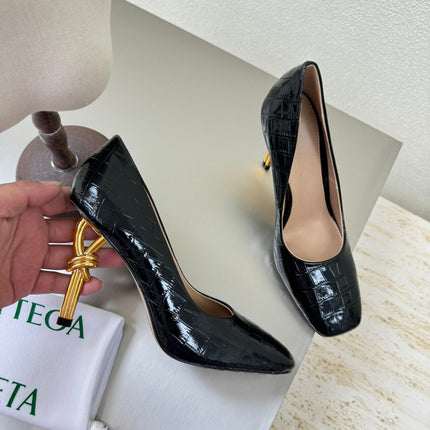 KNOT HIGH PUMP IN BLACK CALFSKIN WITH WOVEN DESIGN AND GOLD METAL HEEL 9 CM