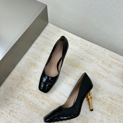 KNOT HIGH PUMP IN BLACK CALFSKIN WITH WOVEN DESIGN AND GOLD METAL HEEL 9 CM