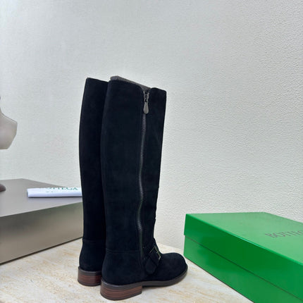 KNEE HIGH BOOT IN BLACK SUEDE