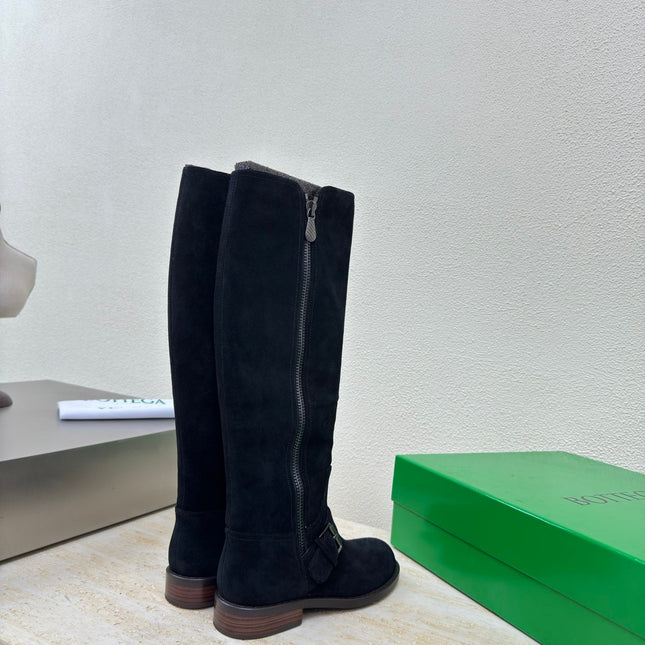 KNEE HIGH BOOT IN BLACK SUEDE