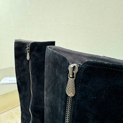 KNEE HIGH BOOT IN BLACK SUEDE