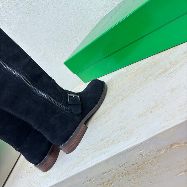 KNEE HIGH BOOT IN BLACK SUEDE