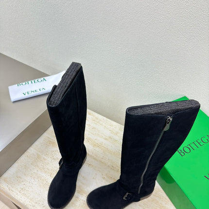 KNEE HIGH BOOT IN BLACK SUEDE