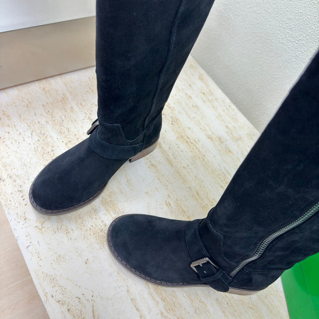 KNEE HIGH BOOT IN BLACK SUEDE