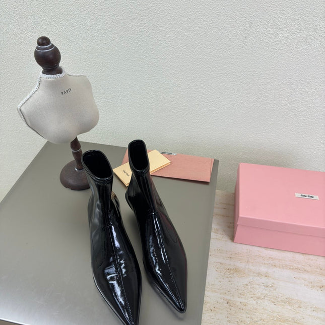 ANKLE POINTED-TOE BOOTS IN BLACK GLOSSY CALFSKIN