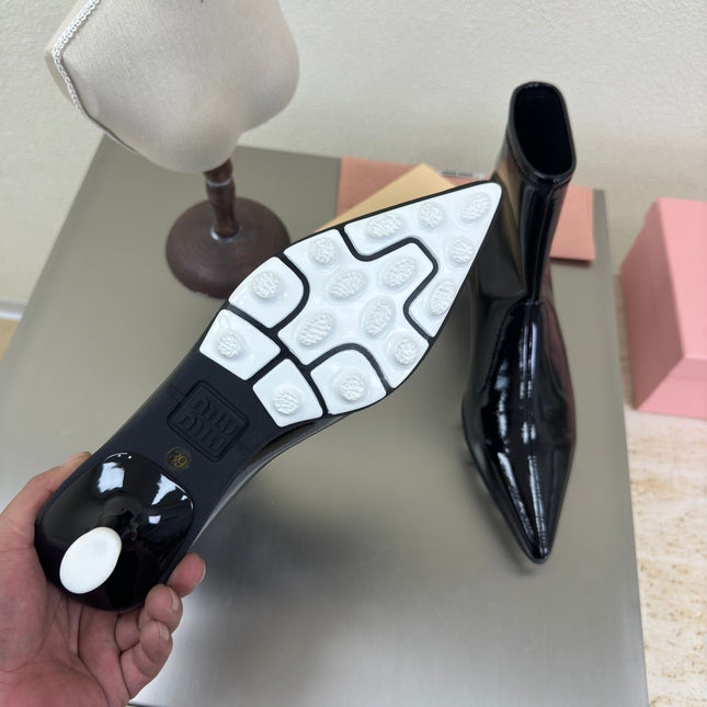 ANKLE POINTED-TOE BOOTS IN BLACK GLOSSY CALFSKIN