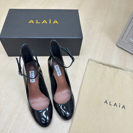 DECOLLETE PUMPS IN BLACK PATENT CALFSKIN