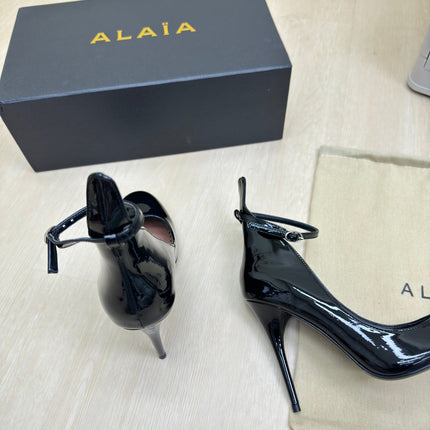 DECOLLETE PUMPS IN BLACK PATENT CALFSKIN