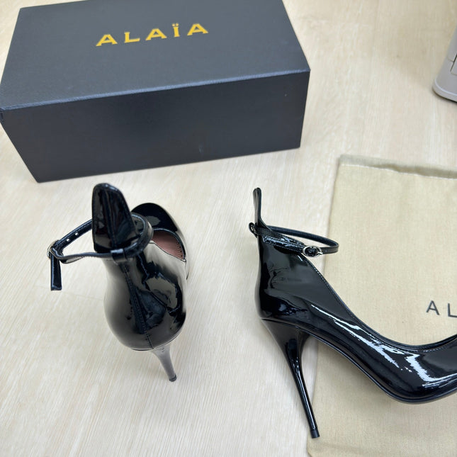 DECOLLETE PUMPS IN BLACK PATENT CALFSKIN