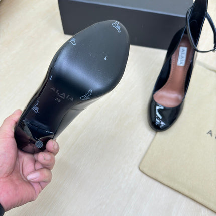 DECOLLETE PUMPS IN BLACK PATENT CALFSKIN