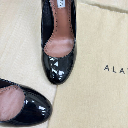 DECOLLETE PUMPS IN BLACK PATENT CALFSKIN