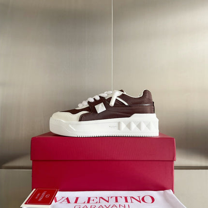 LOW-TOP SNEAKER IN WHITE NAPPA LEATHER AND CHOCOLATE BROWN TOILE ICONOGRAPHE FABRIC