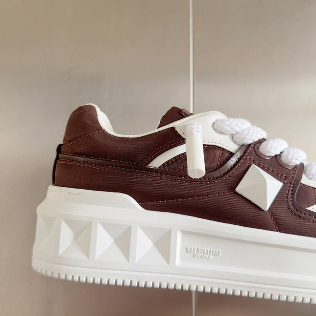 LOW-TOP SNEAKER IN WHITE NAPPA LEATHER AND CHOCOLATE BROWN TOILE ICONOGRAPHE FABRIC