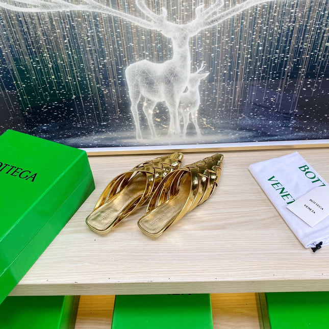 ALFIE LEATHER FLAT MULES IN GOLD PATENT CALFSKIN WITH WOVEN DESIGN